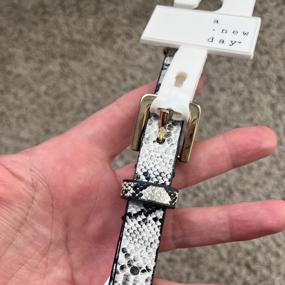 NWT snakeskin print belt with gold detail - Picture 2 of 4